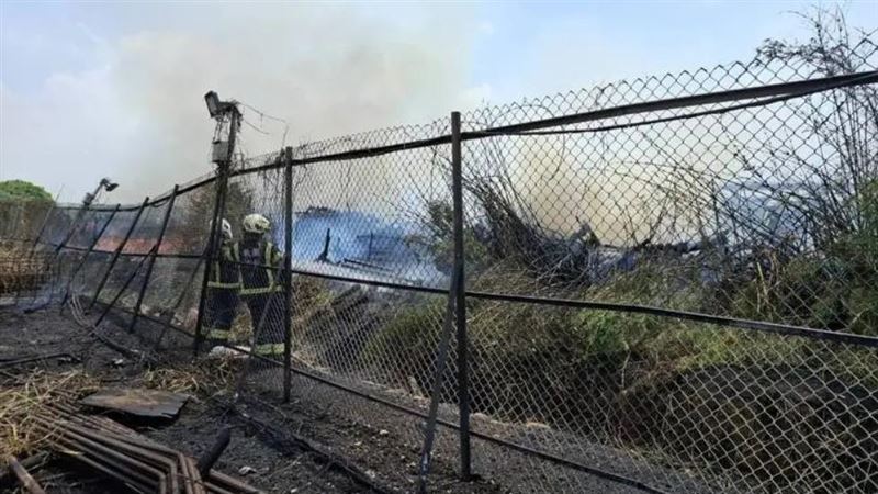 桃園國際機場第三航廈工程旁空地，廢棄物堆積發生火警。（圖／翻攝畫面）