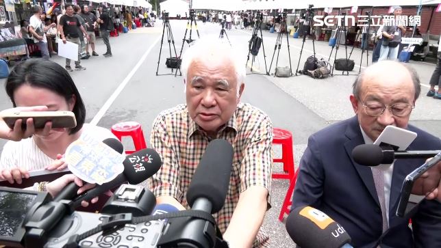 姚嘉文受訪時幫旁邊的柯建銘抱屈。（圖／翻攝畫面）