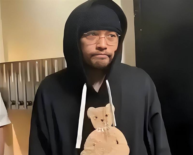 近來46歲的周杰倫被拍到身形消瘦，步伐緩慢，需要身邊人攙扶，不少粉絲感嘆：「錢再多也買不回健康。」（圖／翻攝自網路）