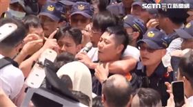 民眾黨「走讀」，黃國昌疑似勒執勤員警的脖子。（圖／翻攝畫面）
