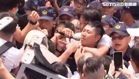 民眾黨「走讀」，黃國昌疑似勒執勤員警的脖子。（圖／翻攝畫面）