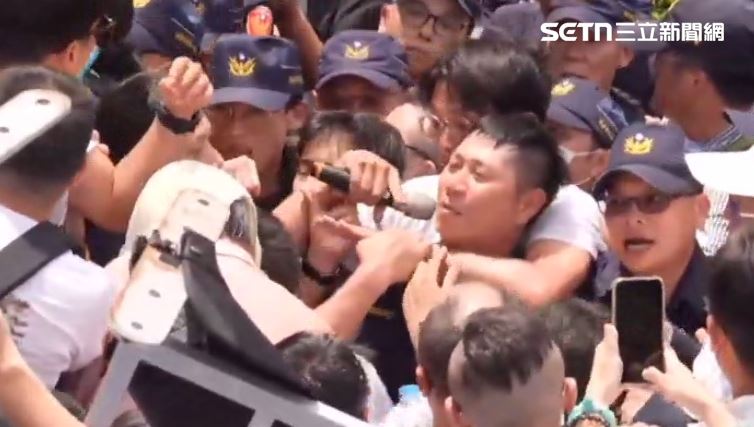 民眾黨文化走讀抗議推擠8警受傷。（圖／翻攝畫面）