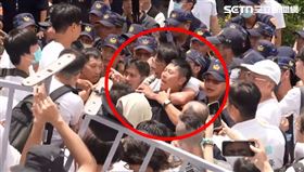 民眾黨「走讀」，黃國昌疑似勒執勤員警的脖子。（圖／翻攝畫面）