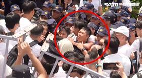 民眾黨「走讀」，黃國昌疑似勒執勤員警的脖子。（圖／翻攝畫面）