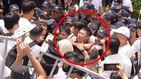 民眾黨「走讀」，黃國昌疑似勒執勤員警的脖子。（圖／翻攝畫面）