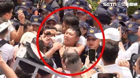 民眾黨「走讀」，黃國昌疑似勒執勤員警的脖子。（圖／翻攝畫面）