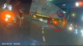 後方駕駛目睹全程，忍不住驚呼。（圖／翻攝畫面）