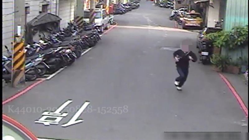 劉男犯案後腳底抹油，直接逃離現場想裝沒事。（圖／翻攝畫面）