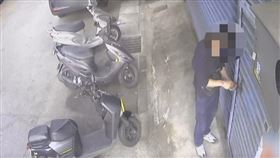 劉男偷偷摸摸闖空門，還睜眼說瞎話，稱自己遭人追殺。（圖／翻攝畫面）