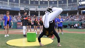 林岳平化身「獅吼宮」主委現場大秀側翻。（圖／統一獅提供） 