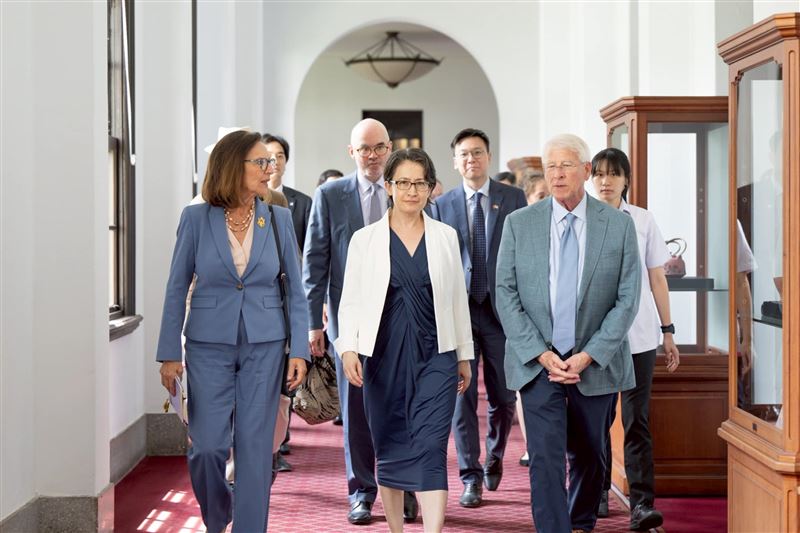 蕭美琴PO文在台灣見到熟悉的老朋友們，美國聯邦參院軍事委員會主席維克（Roger Wicker），以及軍委會「戰略武力」小組主席費雪參議員，這張照片讓網友驚呼「霸氣有總統樣」。（圖／翻攝自蕭美琴臉書）