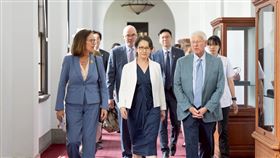 蕭美琴PO文在台灣見到熟悉的老朋友們，美國聯邦參院軍事委員會主席維克（Roger Wicker），以及軍委會「戰略武力」小組主席費雪參議員。（圖／翻攝自蕭美琴臉書）