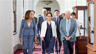 蕭美琴見美參院軍委主席　PO圖被讚霸氣！