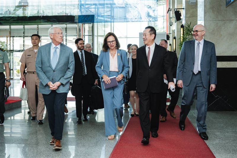 國防部長顧立雄迎接美國參議院軍事委員會訪團，感謝訪賓給予台灣堅定的支持。（圖／國防部提供）