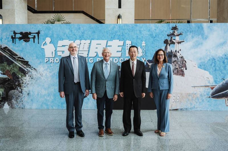 雙方代表合影留念，象徵台美情誼堅定，共同守護民主價值。（圖／國防部提供）