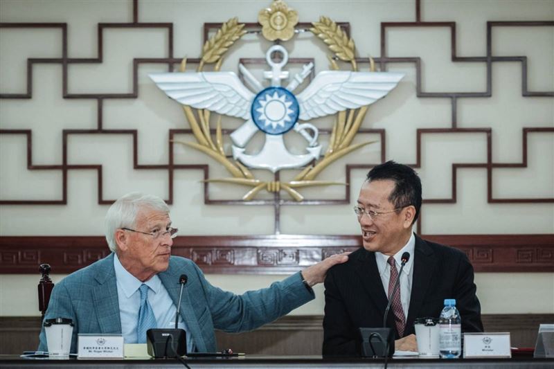 顧立雄與訪團就深化台美國防交流進行意見交換。（圖／國防部提供）