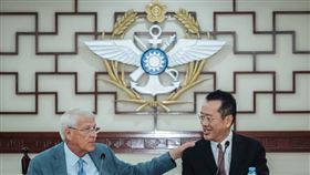 顧立雄與訪團就深化台美國防交流進行意見交換。（圖／國防部提供） 