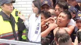 阿美疑遭黃國昌勒脖員警與四月時在北檢值勤遭王鴻薇嗆聲的員警是同一人。（組合圖／翻攝畫面）