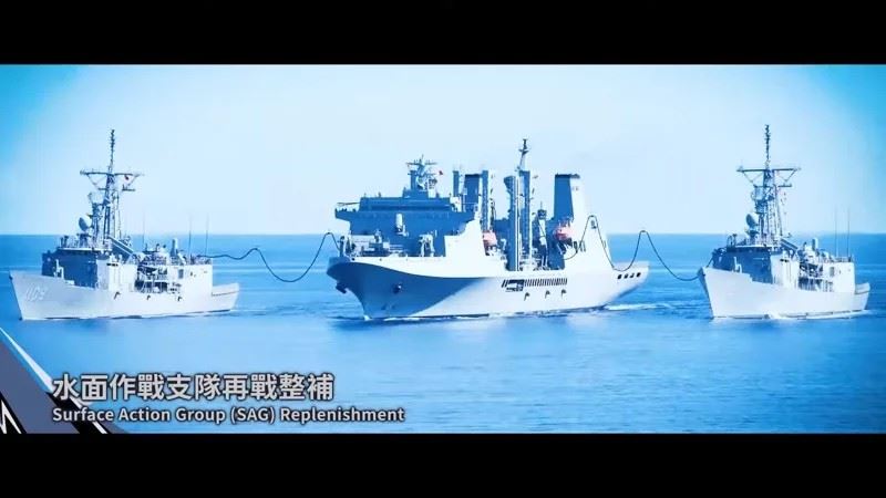 磐石號油彈補給艦與2艘成功級巡防艦，模擬友盟大型補給船艦進入我港口。（圖／中華民國海軍臉書）
