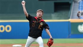 綜藝天王胡瓜擔任開球嘉賓。（圖／統一獅提供） 