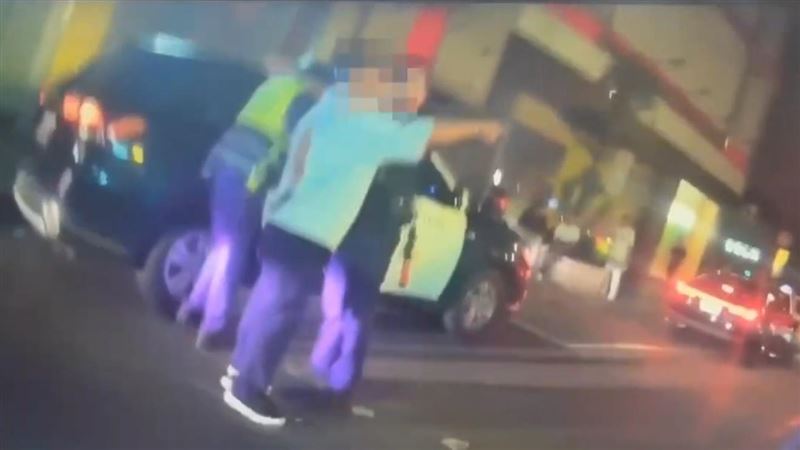 4名外籍男子疑爭風吃醋，在超商內打成一團。（圖／翻攝畫面）