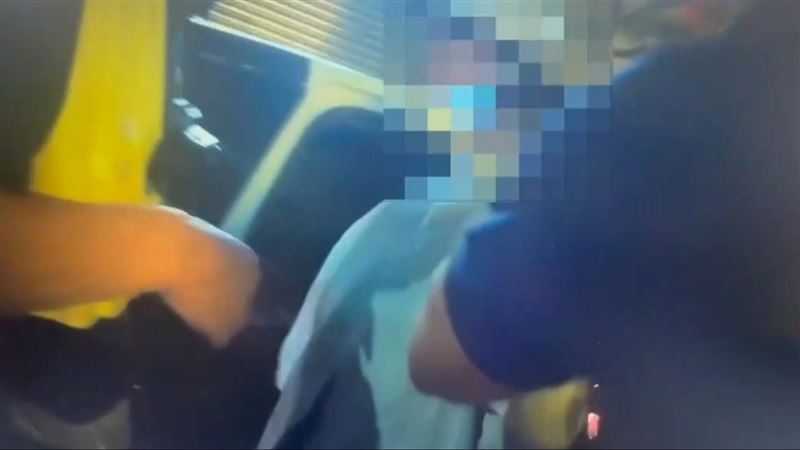4名外籍男子疑爭風吃醋，在超商內打成一團。（圖／翻攝畫面）