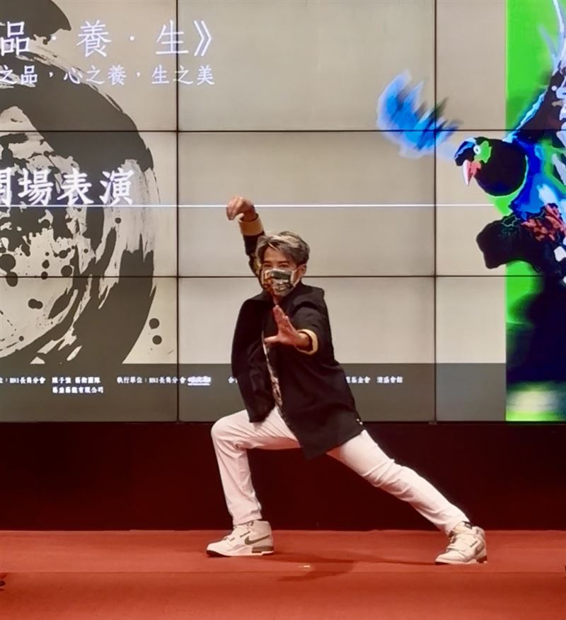 陳子強哭到妝都花了，上台戴口罩遮掩。（圖／經紀人提供）
