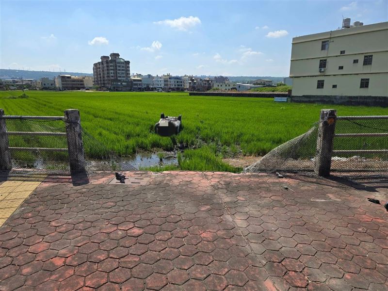 台中男左轉時疑似未減速，車輛直衝墜水田四輪朝天。（圖／翻攝畫面）