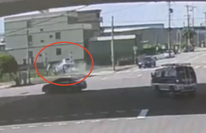 車輛左轉疑似未減速直衝墜水田翻覆。（圖／翻攝畫面）