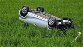 年輕人出事啦！台中男「左轉疑未減速」直衝墜水田翻覆　現場畫面曝光