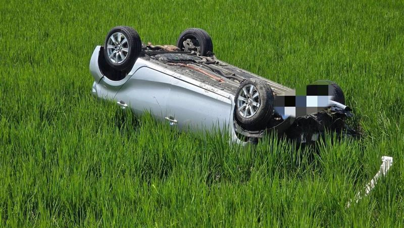 糗！台中男「左轉疑未減速」衝落水田翻覆