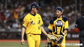 中職36年例行賽，中信兄弟先發投手林暉盛和捕手陳統恩擊掌。（圖／記者劉彥池攝影）