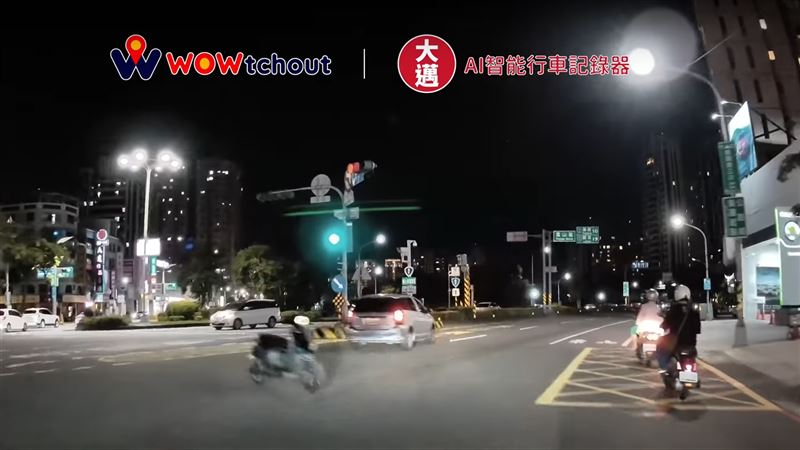 陳男其微型電動機車自摔，機車電門卡住自動往前滑行。（圖／翻攝《WoWtchout - 地圖型行車影像分享平台》）