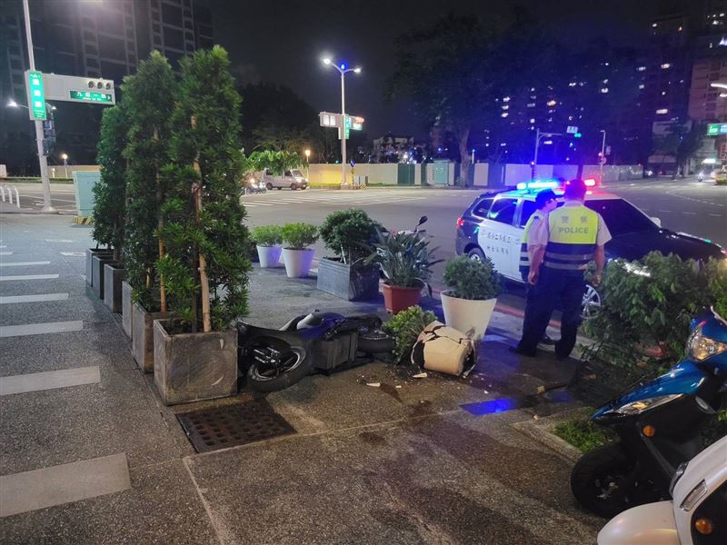 失控的電動機車撞到路旁的花圃後才停下來。（圖／翻攝畫面）