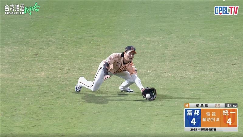 陳傑憲撲下力拚接殺。（圖／翻攝自CPBLTV）