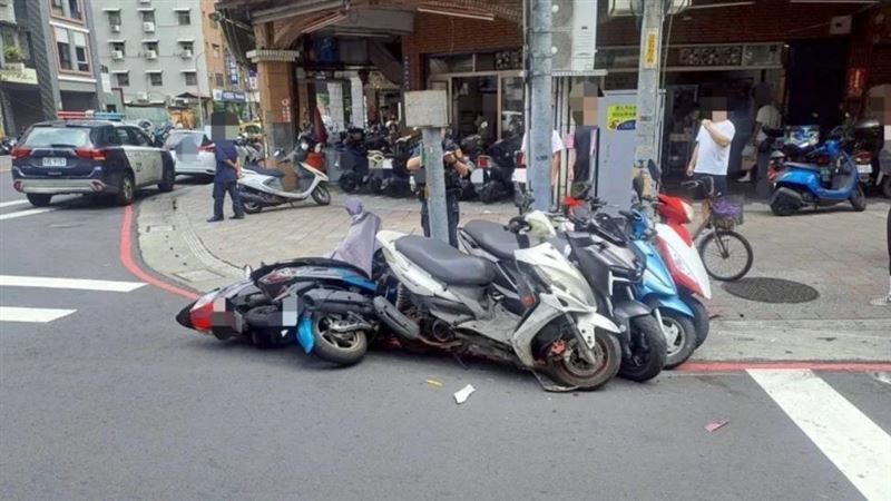 莊男無照駕駛計程車，撞翻6機車後肇事逃逸。（圖／翻攝畫面）