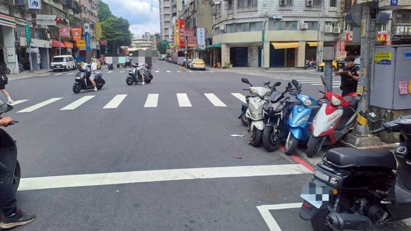 莊男無照駕駛計程車，撞翻6機車後肇事逃逸。（圖／翻攝畫面）