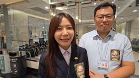 立委吳沛憶與體育署長鄭世忠一起接機東園國小。（圖／體育署提供） 