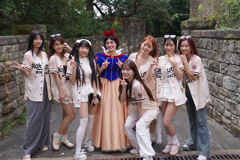 樂天女孩白宮前合影（圖／樂天桃猿提供）