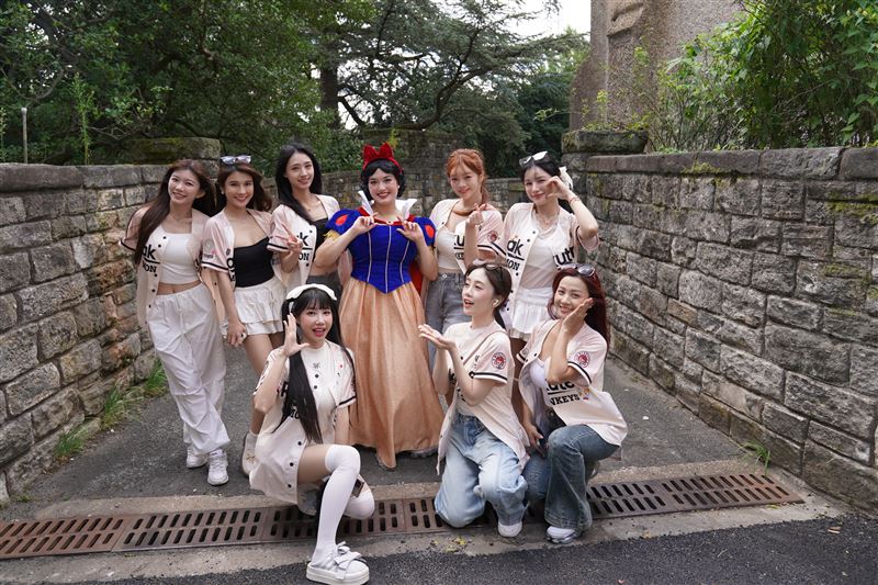 樂天女孩白宮前合影（圖／樂天桃猿提供）