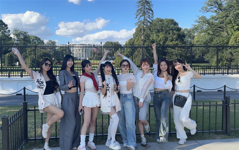 樂天女孩白宮前合影（圖／樂天桃猿提供）