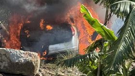 台南,火燒車,後壁區,疲勞駕駛,自撞護欄。（圖／翻攝畫面）