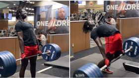硬舉226公斤！健身網紅撐不住　「腰桿後折」跪地抽搐（圖／翻攝自IG@nhokg_）