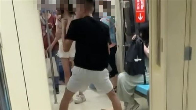 台北橋捷運站車廂內發生打架鬥毆事件。（圖／翻攝Threads@rennn930授權提供）