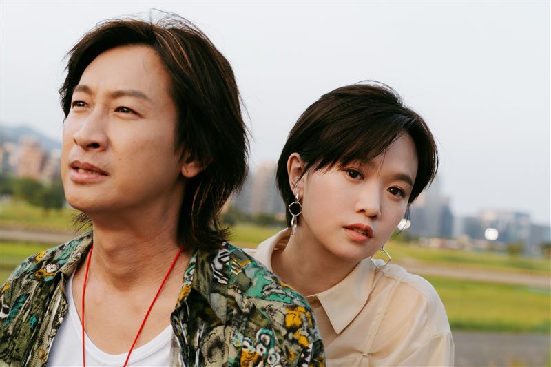 《阿爸請你嘛嘛吼》開鏡，演員(右起)Darren邱凱偉、嚴正嵐首搭演父女（圖／公視台語台提供）