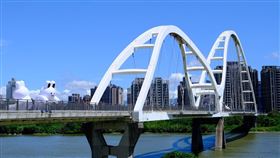 「兔兔Q」巨型氣偶進駐新北新月橋　9月亮相新北市政府攜手藝術家Alan Hong創作IP「雲朵阿Q」，並以新月橋為靈感推出巨型氣偶藝術裝置「兔兔Q」，9月起將進駐新月橋及新月廣場。（新北市政府提供）中央社記者曹亞沿傳真　114年8月30日