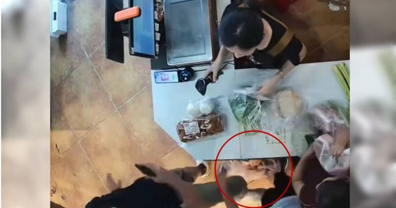 一名13歲男童在超市結帳時阻止插隊的男子，卻遭對方猛踹一腳。（圖／翻攝自微博／百姓關注）