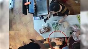 一名13歲男童在超市結帳時阻止插隊的男子，卻遭對方猛踹一腳。（圖／翻攝自微博／百姓關注）