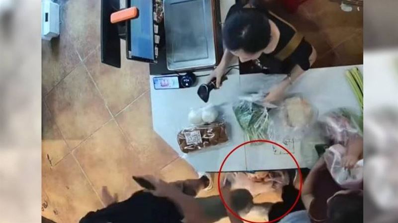 13歲童超市結帳制止插隊男　遭猛踹一腳