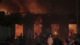 印尼示威加劇，數座地方議會大樓遭縱火。（圖／美聯社／達志影像）